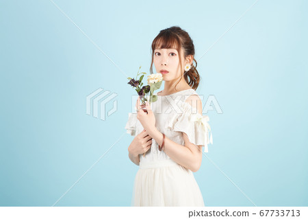 有乾燥花的一名婦女 67733713