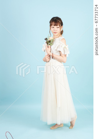 有乾燥花的一名婦女 67733714