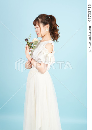 有乾燥花的一名婦女 67733716