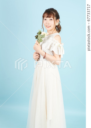 有乾燥花的一名婦女 67733717