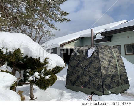 A snowy tent sauna outdoors. An open-air bath where it snows. A snowy tent sauna outdoors. An open-air bath where it snows. 67734779