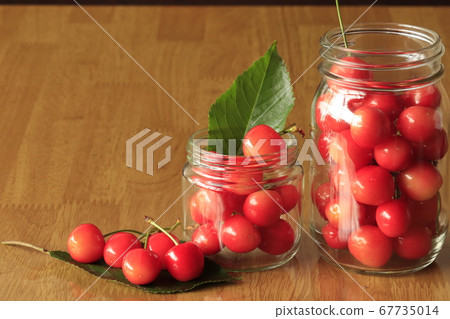 拍一瓶櫻桃的照片 拍一瓶櫻桃的照片 67735014