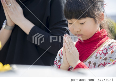 母親和小學女兒去墳墓 母親和小學女兒去墳墓 67737021