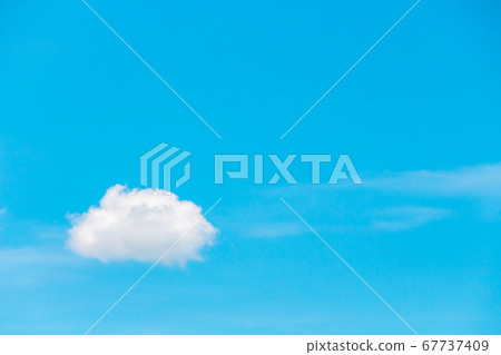 晴朗的夏日天空中漂浮的雲 67737409