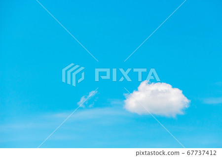 晴朗的夏日天空中漂浮的雲 晴朗的夏日天空中漂浮的雲 67737412