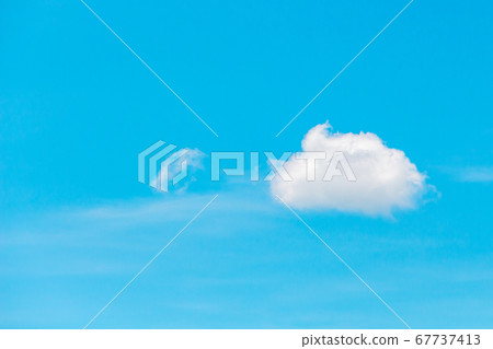 晴朗的夏日天空中漂浮的雲 晴朗的夏日天空中漂浮的雲 67737413