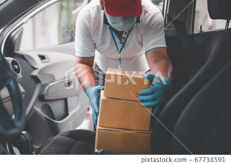 Male delivery workers wear sanitation faces  67738591
