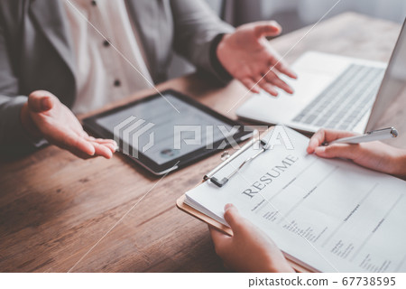Human resource manager Is explaining the job Human resource manager Is explaining the job 67738595