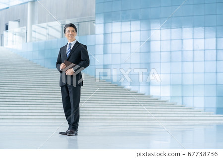 中層商人，男性僱員 67738736