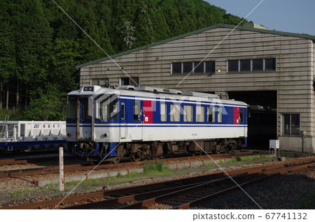 HOT 3500 type diesel train detained at Chizu Express Ohara Depot HOT 3500 type diesel train detained at Chizu Express Ohara Depot 67741132