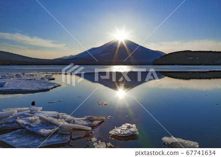 Diamond Fuji at Yamanakako, Minamitsuru-gun, Yamanashi 67741634