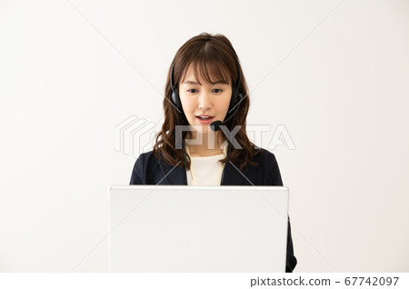 在線工作的女人 67742097