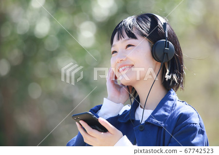 一個女人聽音樂 67742523