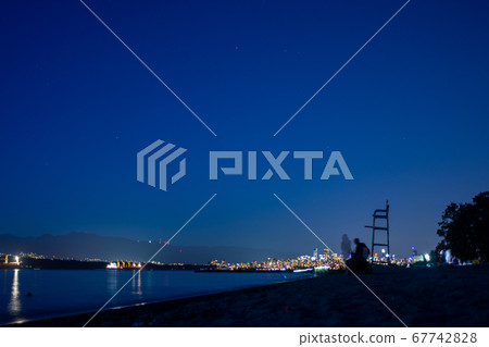 從西班牙不列顛哥倫比亞省加拿大銀行的銀行市中心的夜景 67742828