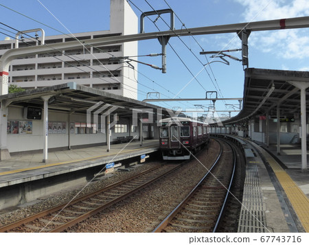 [Hankyu Electric Railway] Train departing from the Takarazuka South Exit Station platform (Hankyu Takarazuka Line) 67743716