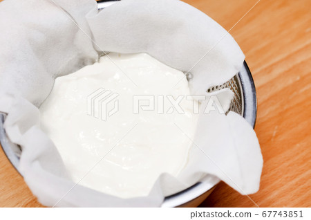 Draining yogurt 67743851