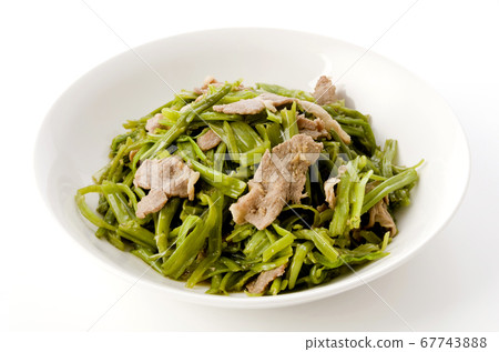 Stir-fried sardines and pork 67743888