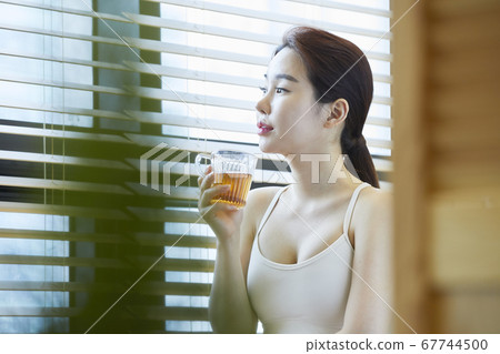 下午茶時間,茶療法,足浴,康復,年輕女子 下午茶時間,茶療法,足浴,康復,年輕女子 67744500