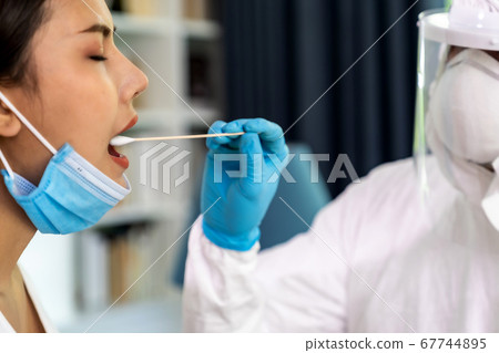 Medicla staff do COVID-19 testing at home Medicla staff do COVID-19 testing at home 67744895