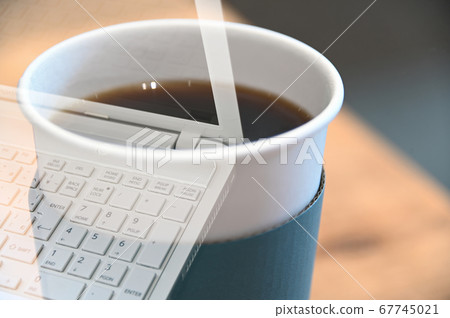 多次曝光計算機和咖啡 多次曝光計算機和咖啡 67745021