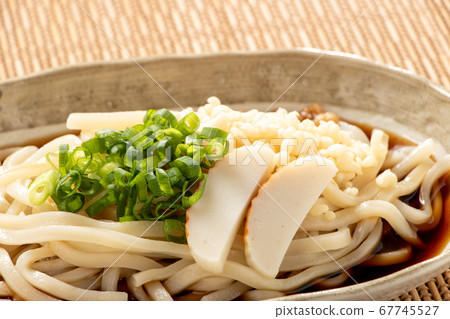 顏射烏冬面（冷）。澆頭是蔥，香料和kamaboko。 67745527