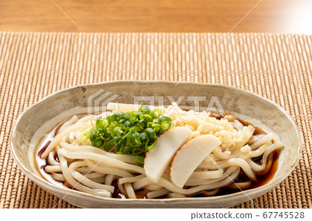 顏射烏冬面(冷)。澆頭是蔥,香料和kamaboko。 顏射烏冬面(冷)。澆頭是蔥,香料和kamaboko。 67745528