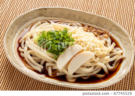 顏射烏冬面(冷)。澆頭是蔥,香料和kamaboko。 顏射烏冬面(冷)。澆頭是蔥,香料和kamaboko。 67745529