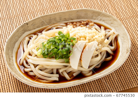 顏射烏冬面(冷)。澆頭是蔥,香料和kamaboko。 顏射烏冬面(冷)。澆頭是蔥,香料和kamaboko。 67745530