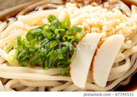 顏射烏冬面(冷)。澆頭是蔥,香料和kamaboko。 顏射烏冬面(冷)。澆頭是蔥,香料和kamaboko。 67745531
