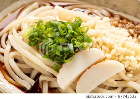 顏射烏冬面(冷)。澆頭是蔥,香料和kamaboko。 顏射烏冬面(冷)。澆頭是蔥,香料和kamaboko。 67745532