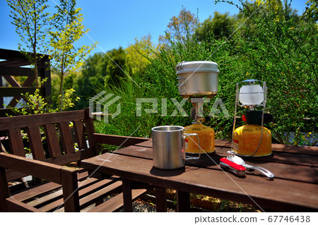 Image of camp gas stove, mug, gas lantern, folding spoon and multi-tool (6) Image of camp gas stove, mug, gas lantern, folding spoon and multi-tool (6) 67746438