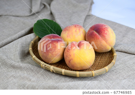 Basket with zodiac peaches Basket with zodiac peaches 67746985