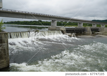The diversion weir of the Tokachi River and Chiyoda new waterway is open. 67747105
