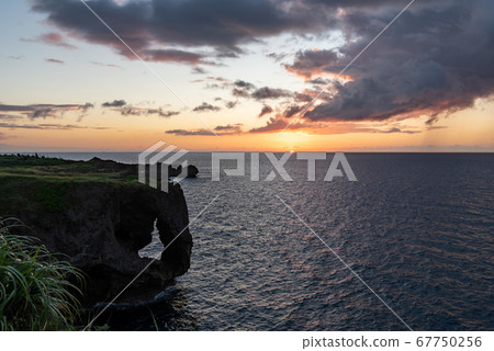 沖繩縣沿海景觀，萬座日落 67750256