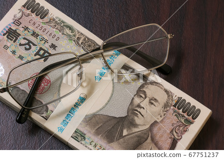 鈔票，錢，眼鏡，貨幣，銀行，10,000日元，條例草案，一團，會計，金融，眼鏡，商業 67751237