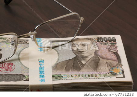鈔票,錢,眼鏡,貨幣,銀行,10,000日元,條例草案,一團,會計,金融,眼鏡,商業 鈔票,錢,眼鏡,貨幣,銀行,10,000日元,條例草案,一團,會計,金融,眼鏡,商業 67751238