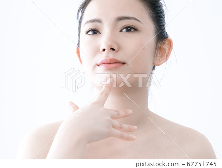 年輕婦女的化妝圖像 67751745