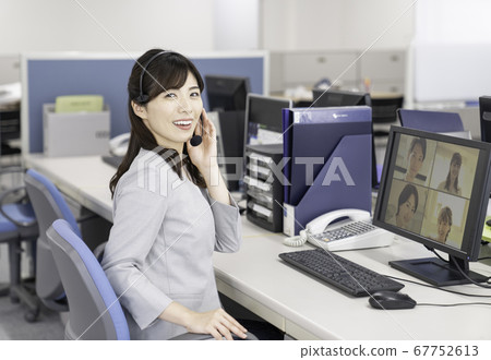 女商人開在線會議在辦公室 67752613