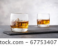 Close-up whiskey with ice cubes 67753407