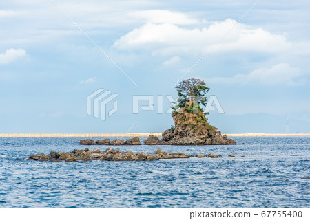 Toyama Bay is a bay located on the Amaharashi Coast,Onnaiwa Rock is a beauty spot of Amaharashi Coast.Japan Toyama Bay is a bay located on the Amaharashi Coast,Onnaiwa Rock is a beauty spot of Amaharashi Coast.Japan 67755400