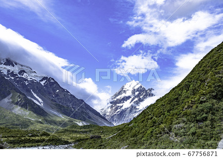Hooker Valley Truck at Mount Cook National Park Hooker Valley Truck at Mount Cook National Park 67756871