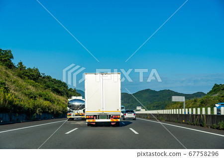 靜岡縣新東名高速公路上行駛的卡車 靜岡縣新東名高速公路上行駛的卡車 67758296