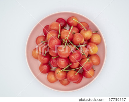 櫻桃的鳥瞰圖在粉紅色的盤子上 67759337