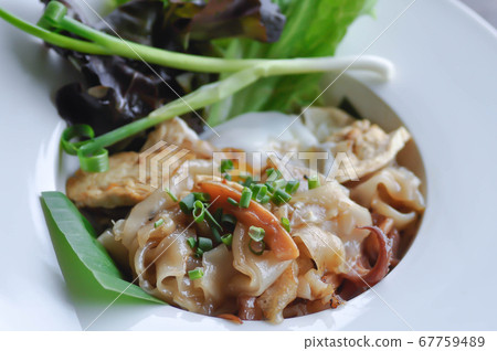 stir fried noodles pork and egg 67759489