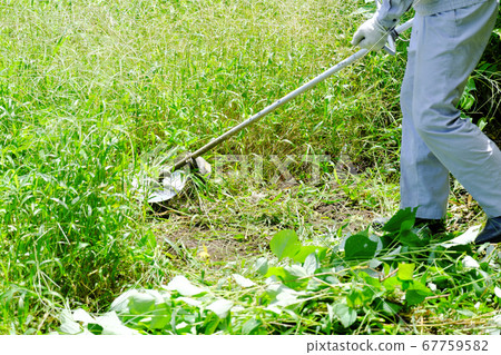 男人穿著工作服割 67759582