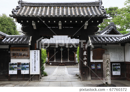Lushan Temple flowers in full bloom in the garden Lushan Temple flowers in full bloom in the garden 67760372