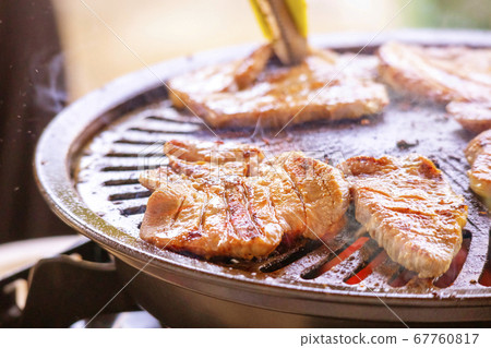 牛舌在鐵板上烤 67760817