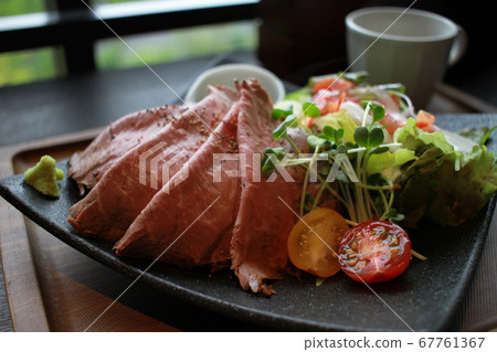 Lunch with soft roast beef Lunch with soft roast beef 67761367