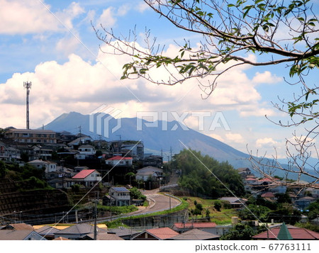 Sakurajima in the summer (taken from the cemetery in Kagoshima City) Sakurajima in the summer (taken from the cemetery in Kagoshima City) 67763111
