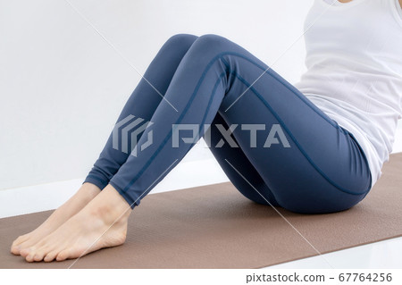 穿著運動服的女人 穿著運動服的女人 67764256